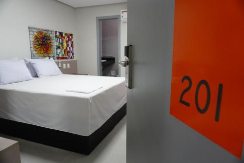 Uma cama ou camas num quarto em Hotel Tupinambá