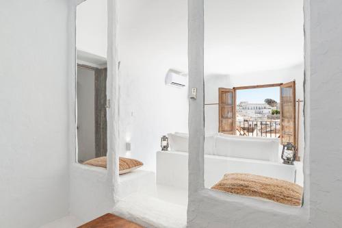 łazienka z 2 lustrami i umywalką w obiekcie La Fonda Antigua ADULTS ONLY w mieście Vejer de la Frontera