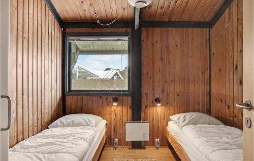 Un pat sau paturi într-o cameră la 3 Bedroom Stunning Home In Blokhus