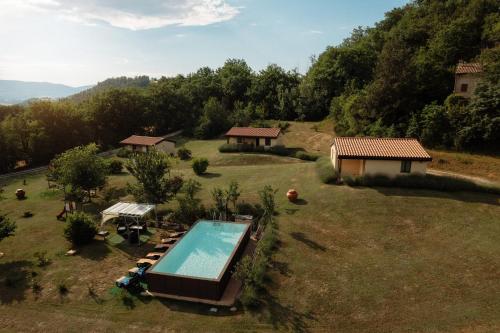 an aerial view of a backyard with a swimming pool at Valle del Lupo in San Ginesio