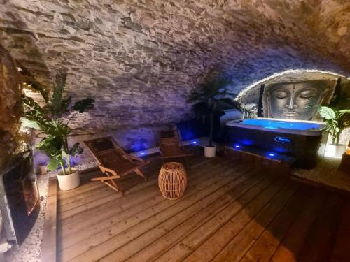 a room with a bath tub in a cave at La voute du pilat in Saint-Chamond