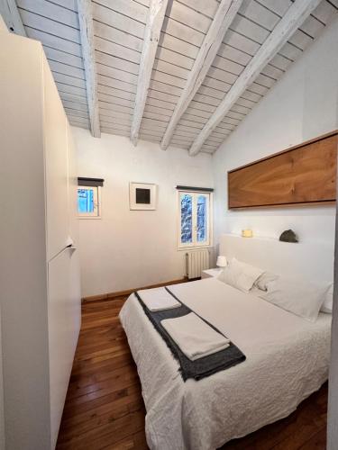 a bedroom with a large white bed in a room at Arriaga 2 in Marquina