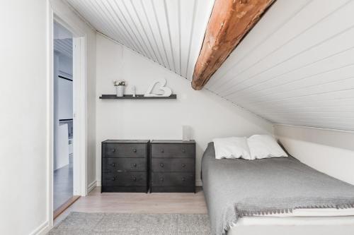 ein Schlafzimmer mit einem Bett und einer Holzdecke in der Unterkunft Gästezimmer in Yggenäs Ekshärad in Ekshärad