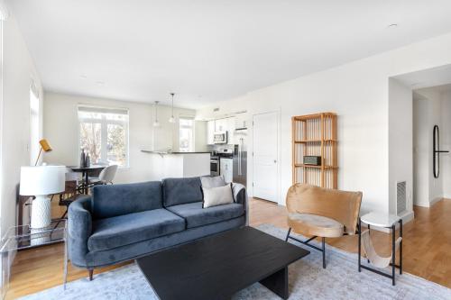 Photo de la galerie de l'établissement Porter Sq 2BR w WD Elevator by Davis Station BOS-319, à Somerville