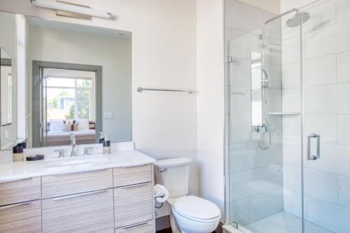 Ванная комната в New build Sommerville 2br w rooftop WD in unit BOS-363