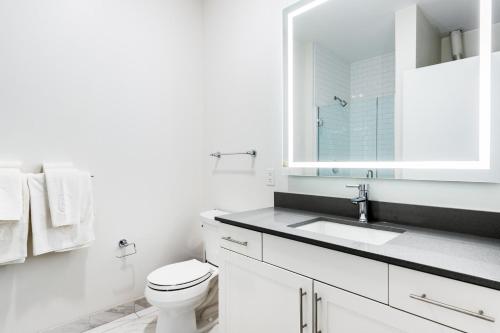 Phòng tắm tại Somerville 1BR w Gym Doorman nr Assembly Row BOS-229