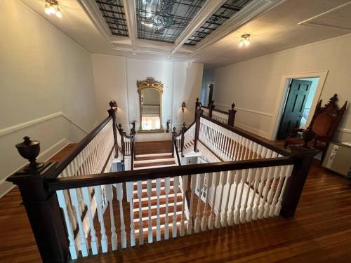 widok na schody w domu z klatką schodową w obiekcie The Governor's Mansion - A Step Back in Time. w mieście Clarksdale