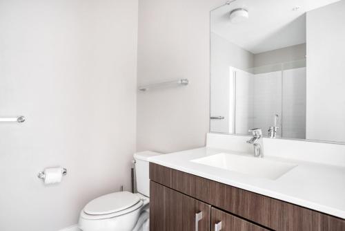 uma casa de banho branca com um WC e um lavatório em N Station Studio w WD Gym nr TD Garden BOS-682 em Boston