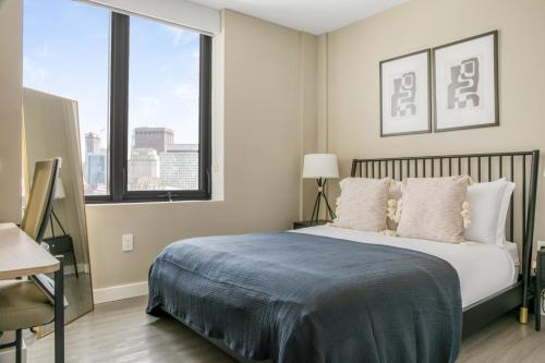 - une chambre avec un lit et une grande fenêtre dans l'établissement N Station 1BR w Gym WD nr TD Garden BOS-638, à Boston