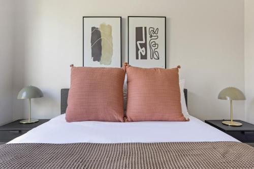 Postel nebo postele na pokoji v ubytování Cambridgeport 1BR w WD near MIT BOS-735