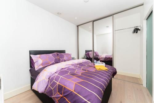 Katil atau katil-katil dalam bilik di One bed flat with additional double mattress suitable for 4