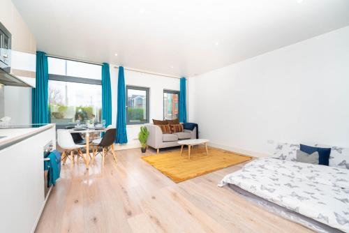 een woonkamer met een bed en een eetkamer bij One bed flat with additional double mattress suitable for 4 in Hayes