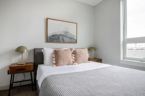ボストンにあるBrighton 1br w wd pool gym nr Green Line BOS-849の白いベッドルーム(ベッド1台、窓2つ付)