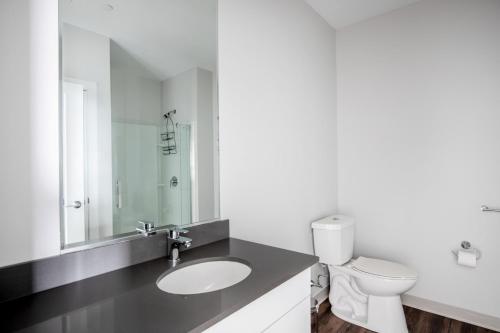 ボストンにあるBrighton 1br w wd pool gym nr Green Line BOS-849の洗面台とトイレ付きのバスルーム