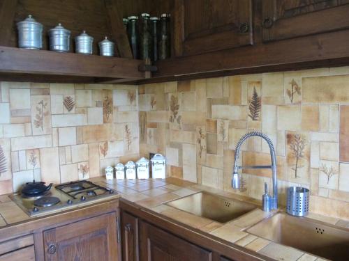 Il comprend une cuisine équipée d'un évier et d'une cuisinière. dans l'établissement Chalet 7 personnes sur les pistes, à Saint-Gervais-les-Bains