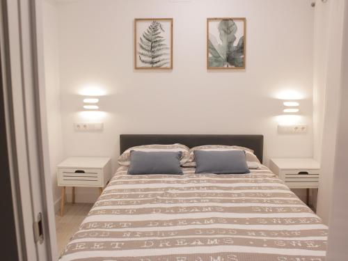1 dormitorio blanco con 1 cama grande y 2 almohadas en Cuenca Home, en Cuenca