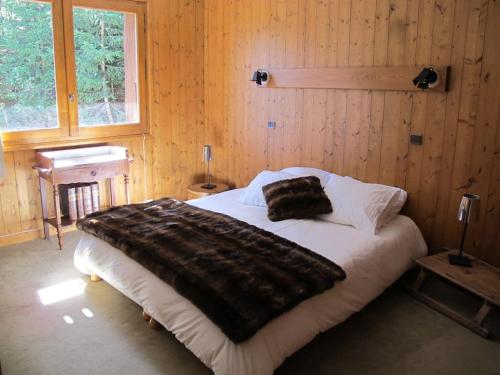 - une chambre avec un lit et une grande couverture dans l'établissement Chalet 7 personnes sur les pistes, à Saint-Gervais-les-Bains