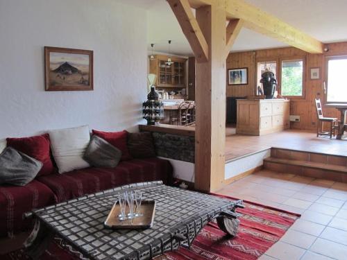 un salon avec un canapé rouge et une table dans l'établissement Chalet 7 personnes sur les pistes, à Saint-Gervais-les-Bains
