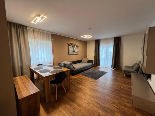 ein Wohnzimmer mit Tisch und Couch in der Unterkunft Charmante Ferienwohnung Limburg in Limburg an der Lahn