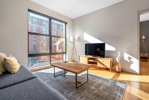 Телевизор и/или развлекательный центр в S Boston 1BR w Doorman WD nr Seaport BOS-189