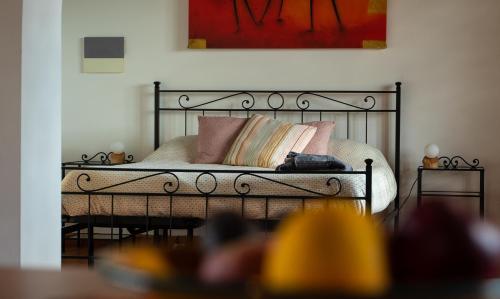 een bed met kussens in een kamer bij Agriturismo Podere le Fornaci in Greve in Chianti