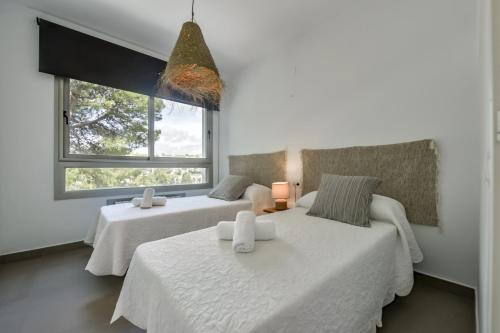1 Schlafzimmer mit 2 Betten und einem Fenster in der Unterkunft Villas Guzman - Eltrece in Moraira