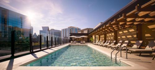 - une piscine sur le côté d'un bâtiment dans l'établissement Nobu Hotel Atlanta, à Atlanta