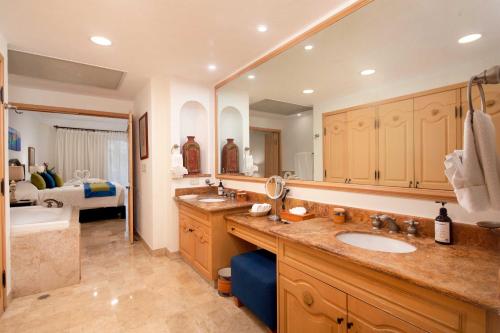 baño con 2 lavabos y espejo grande en Stunning Cabo San Lucas Villa at 5-Star Resort!, en Cabo San Lucas