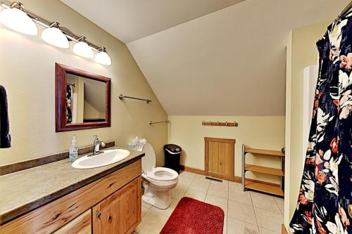 La salle de bains est pourvue d'un lavabo et de toilettes. dans l'établissement Ravensong Lodge, à New Auburn