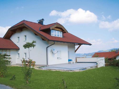 ein weißes Haus mit rotem Dach in der Unterkunft Apartment in Seeham/Salzburger Land 288 in Seeham