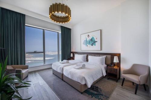1 dormitorio con cama y ventana grande en Stunning Views & Palm Marina Views & 39th floor, en Dubái