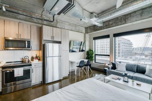 eine Küche und ein Wohnzimmer mit einem weißen Kühlschrank in der Unterkunft Sable 31 - Studio in Minneapolis