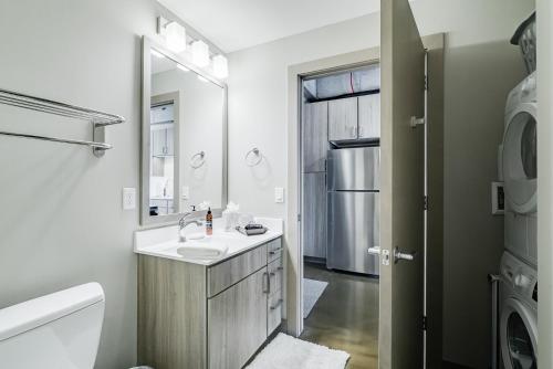 W łazience znajduje się umywalka i lustro. w obiekcie Sable 57 w mieście Minneapolis