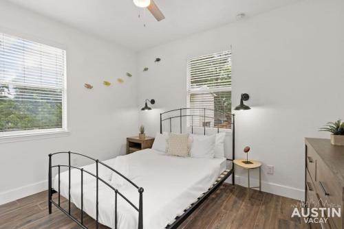 1 dormitorio con 1 cama en una habitación blanca en Brand-New Unit for RnR Minutes from Downtown en Austin