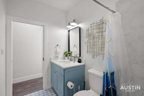 baño con armario azul y lavamanos en Brand-New Unit for RnR Minutes from Downtown en Austin