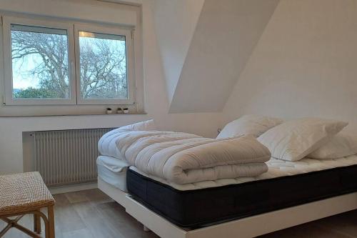 - un lit dans une chambre avec fenêtre dans l'établissement Entre Nausicaa et Wimereux, à Boulogne-sur-Mer