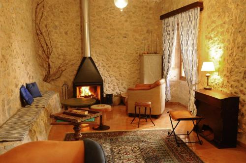 a living room with a couch and a fireplace at Asis de Marratxinet in Marratxí 