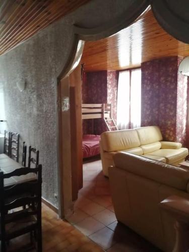 een woonkamer met een bank en een slaapkamer bij Sospel cœur de village in Sospel
