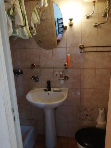 une salle de bain avec un lavabo et un miroir dans l'établissement Sospel cœur de village, à Sospel