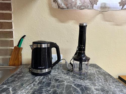 久姆里Second Floor的咖啡壶旁边一个咖啡壶