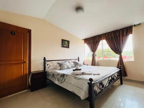 1 dormitorio con cama y ventana en Hostal Casa Grande, en Quito