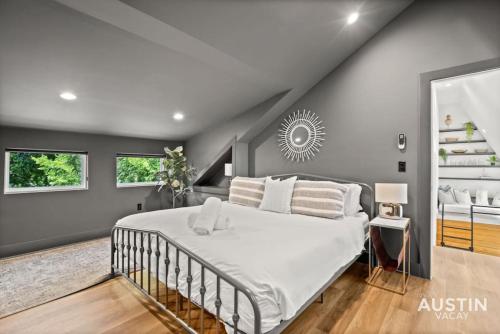 1 dormitorio con 1 cama grande con almohadas blancas en Modern Luxury Home - Minutes from Lady Bird Lake en Austin