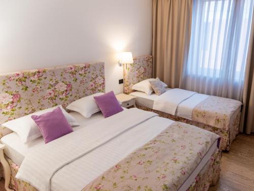 pokój hotelowy z 2 łóżkami i oknem w obiekcie Hotel Grace w Medziugorie