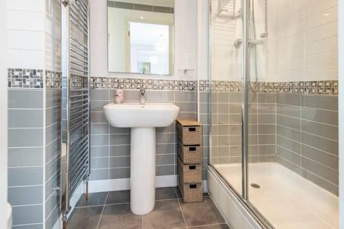 a bathroom with a sink and a shower at Luxury superking OR standard OR budget rooms in Newhaven