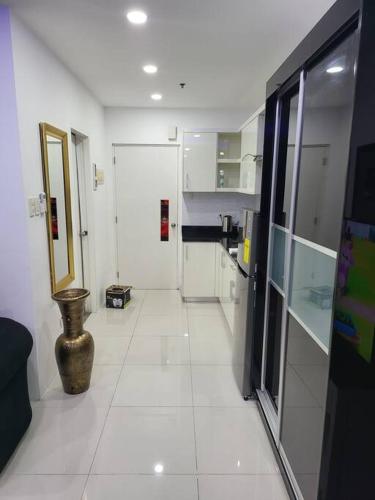 a white hallway with a vase in a room at Sheryll Escapes - Kandi Palace Posh 9th floor new studio with King bed and housekeeping in Angeles