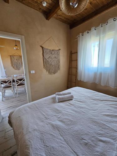 Una cama o camas en una habitación de בריאה אירוח בטבע