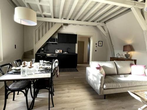 - un salon avec une table et un canapé dans l'établissement Le Flamand, à Saint-Omer