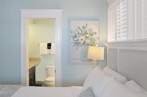 sypialnia z łóżkiem i wazonem kwiatów w obiekcie Hemingway House Bed and Breakfast w mieście St. Augustine