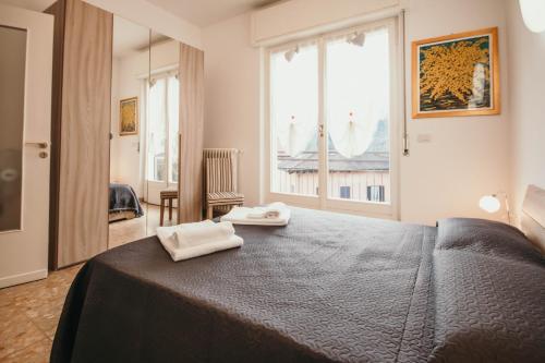 - une chambre avec un lit et 2 serviettes dans l'établissement La casa del cuore - Lakeside Leisure & Business, à Baveno