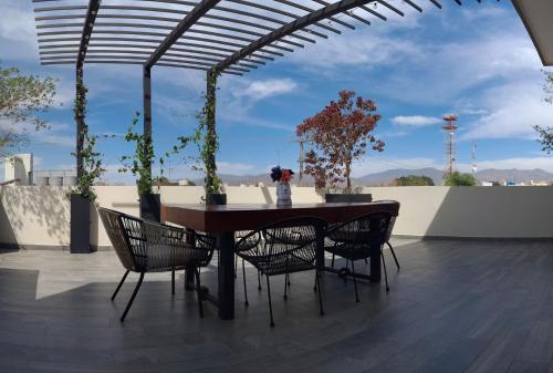 un tavolo e 4 sedie su un patio di Casa Moreno Deluxe a Ameca